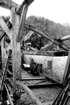 Iconographie - Démontage de la charpente de la grange de l'Îlot