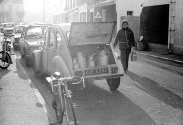 Iconographie - Distribution du lait à domicile par Mme Cornevin, des Grenouillères