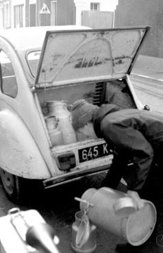 Iconographie - Distribution du lait à domicile par Mme Cornevin, des Grenouillères