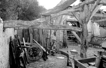 Iconographie - Démontage de la charpente de la grange de l'Îlot