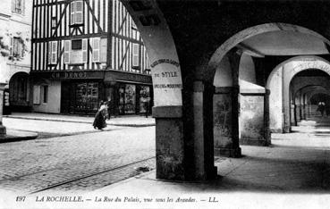 Iconographie - La rue du Palais, vue sous les arcades