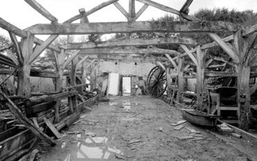 Iconographie - Démontage de la charpente de la grange de l'Îlot