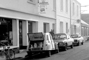 Iconographie - Distribution du lait à domicile par Mme Cornevin, des Grenouillères