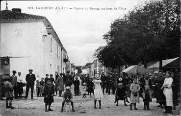 Iconographie - Centre du bourg, un jour de foire