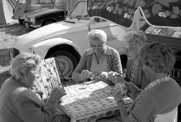 iconographie - Femmes jouant aux cartes