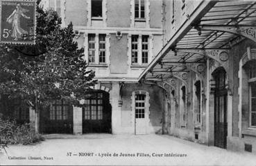 Iconographie - Lycée de jeunes filles, cour intérieur