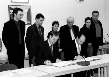 Iconographie - Signature d'une convention