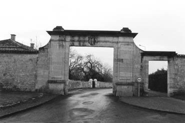 Iconographie - Entrée de la mairie