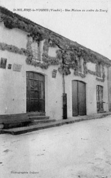 Iconographie - Une maison au centre du bourg