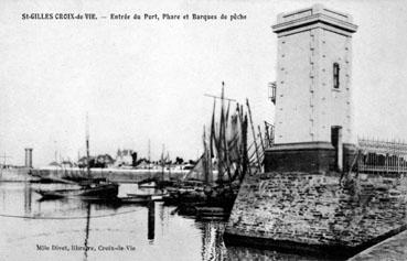 Iconographie - Entrée du port, phare et barques de pêche