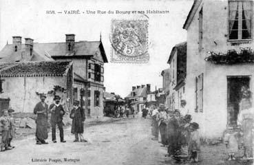 Iconographie - Une rue du bourg et ses habitants