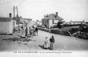 Iconographie - La rue centrale du bourg de l'Herbaudière