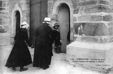 Iconographie - Costumes de pays - Vieilles femmes se rendant à l'église