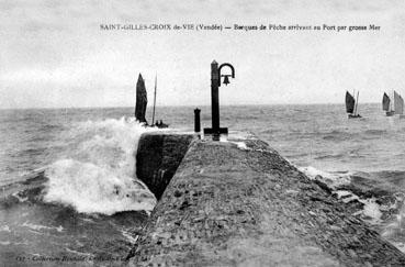 Iconographie - Barques de pêche arrivant au port par grosse mer