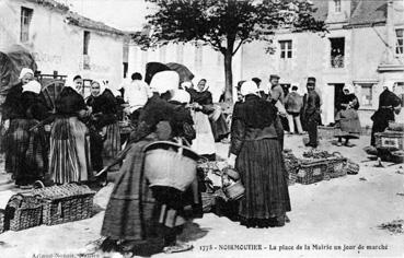 Iconographie - La place de la mairie un jour de marché