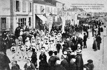 Iconographie - Fête de Jeanne d'Arc le 8 septembre 1909 - Le défilé sur le quai de St-Gilles