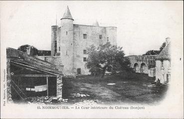 Iconographie - La cour intérieure du château (donjon)