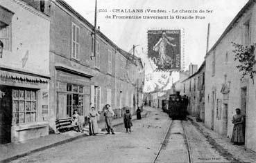 iconographie - Le chemin de fer de Fromentine traversant la Grande Rue