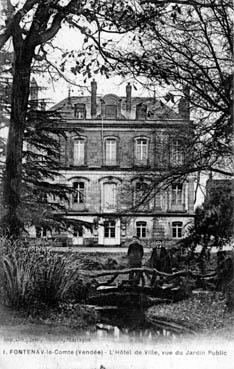 Iconographie - L'Hôtel de Ville, vue du jardin public