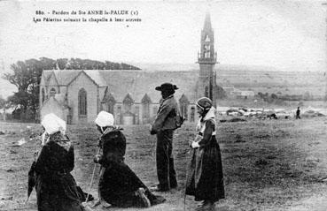 Iconographie - Ste Anne la Palud - Les pèlerins saluant la chapelle à leur arrivée