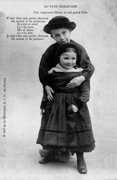 Iconographie - Au Pays Maraîchin - Une mignonne fillette et son grand frère