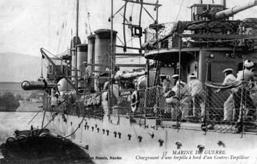 Iconographie - Marine de guerre - Chargement d'une torpille