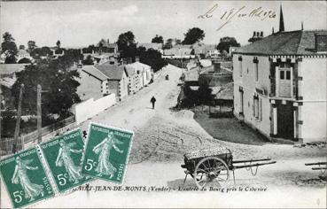 Iconographie - L'entrée du bourg près du calvaire