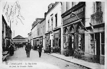 Iconographie - La rue Gobin - Au fond, les Grandes Halles