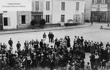 Iconographie - Le concert place de la Mairie