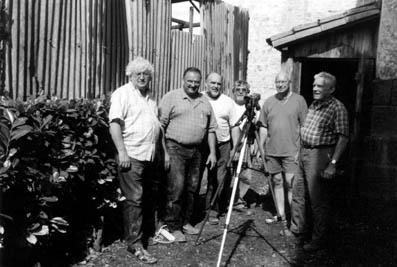 Iconographie - Equipe de tournage à l'entrée du souterrain