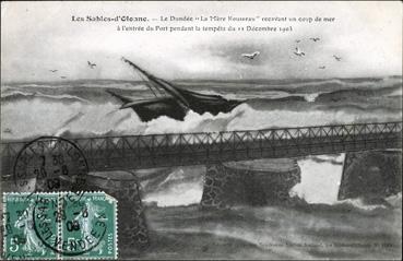 Iconographie - Le dundée La mère Rousseau recevant un coup de mer à l'entrée du port pendant la tempête du 13 décembre 1903