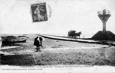 Iconographie - Le passage du Gois - Pêcheuse de palourdes (côté de la Bassotière)