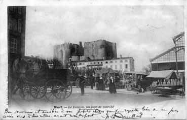 Iconographie - Le Donjon un jour de marché