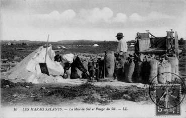 Iconographie - Les marais salants -  Mise en sac et pesage du sel