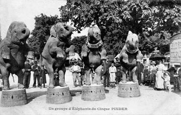 Iconographie - Un groupe d'éléphants du cirque Pinder