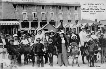 Iconographie - Le Grand Hôtel de la Plage. Le départ pour la promenade en forêt