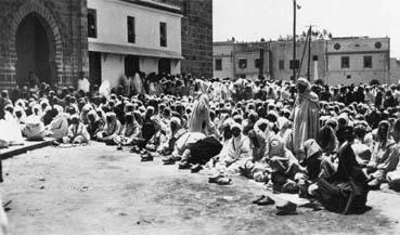 Iconographie - Avant la prière devant la mosquée