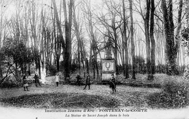 Iconographie - Institution Jeanne d'Arc - La statue de Saint-Joseph dans le bois