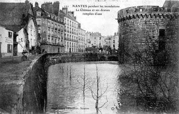 Iconographie - Pendant les inondations - Le château et ses douves remplies d'eau