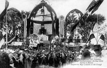 Iconographie - Pèlerinage Eucharistique après la messe - Départ de Mgr Catteau et du clergé