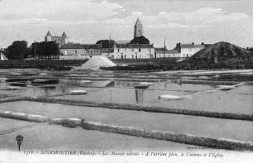 Iconographie - Les marais salants - A l'arrière plan, le château et l'église