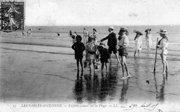 Iconographie - Enfants jouant sur la plage