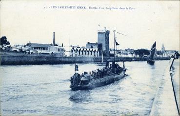 Iconographie - Entrée d'un torpilleur dans le port