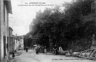 Iconographie - La pittoresque rue des Vieilles Douves et la poste