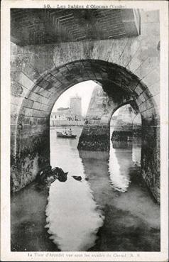 Iconographie - La tour d'Arundel vue sous les arcades du chenal