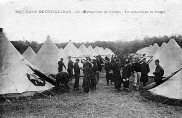 Iconographie - Camp - Coëtquidan - Un alignement de tentes - En attendant la soupe