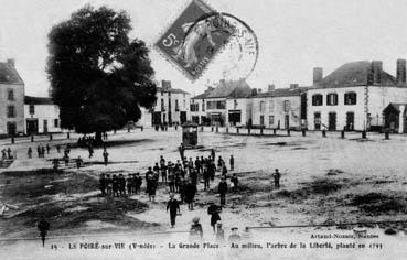 Iconographie - La Grande Place - Au milieu, l'arbre de la liberté