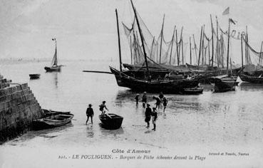 Iconographie - Barques de pêche échouées devant la plage