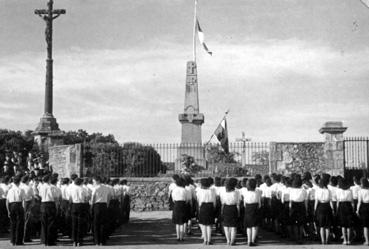 Iconographie - Jacistes devant le monument aux morts