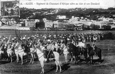 Iconographie - Alger - Régiment de chasseurs d'Afrique, sabre au clair et son étendard